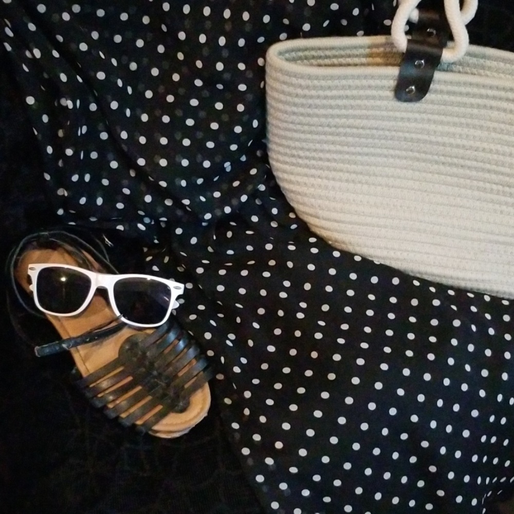 Versatile, easy breezy blk & white polka dot dress - Picture 7 of 8